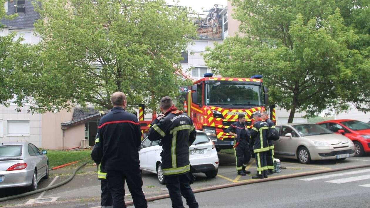 « Levez-vous, il y a le feu ! » : en pleine nuit, un incendie ravage un immeuble, près du Mans