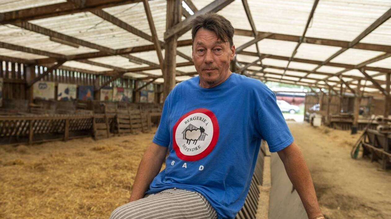 Depuis dix ans, l’éleveur de moutons bio défend sa bergerie dans la baie du Mont Saint-Michel