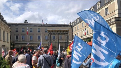 À Angers, une centaine de fonctionnaires ont manifesté pour défendre le service public