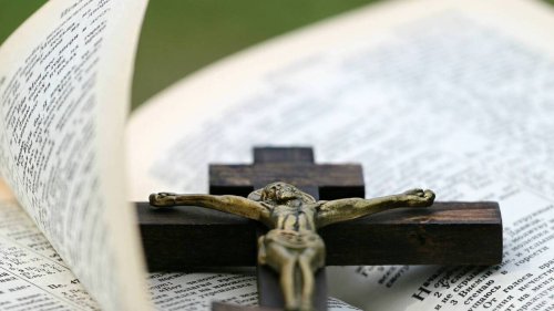 Un influenceur lit le Coran dans une église, la Grande mosquée se dit « consternée »