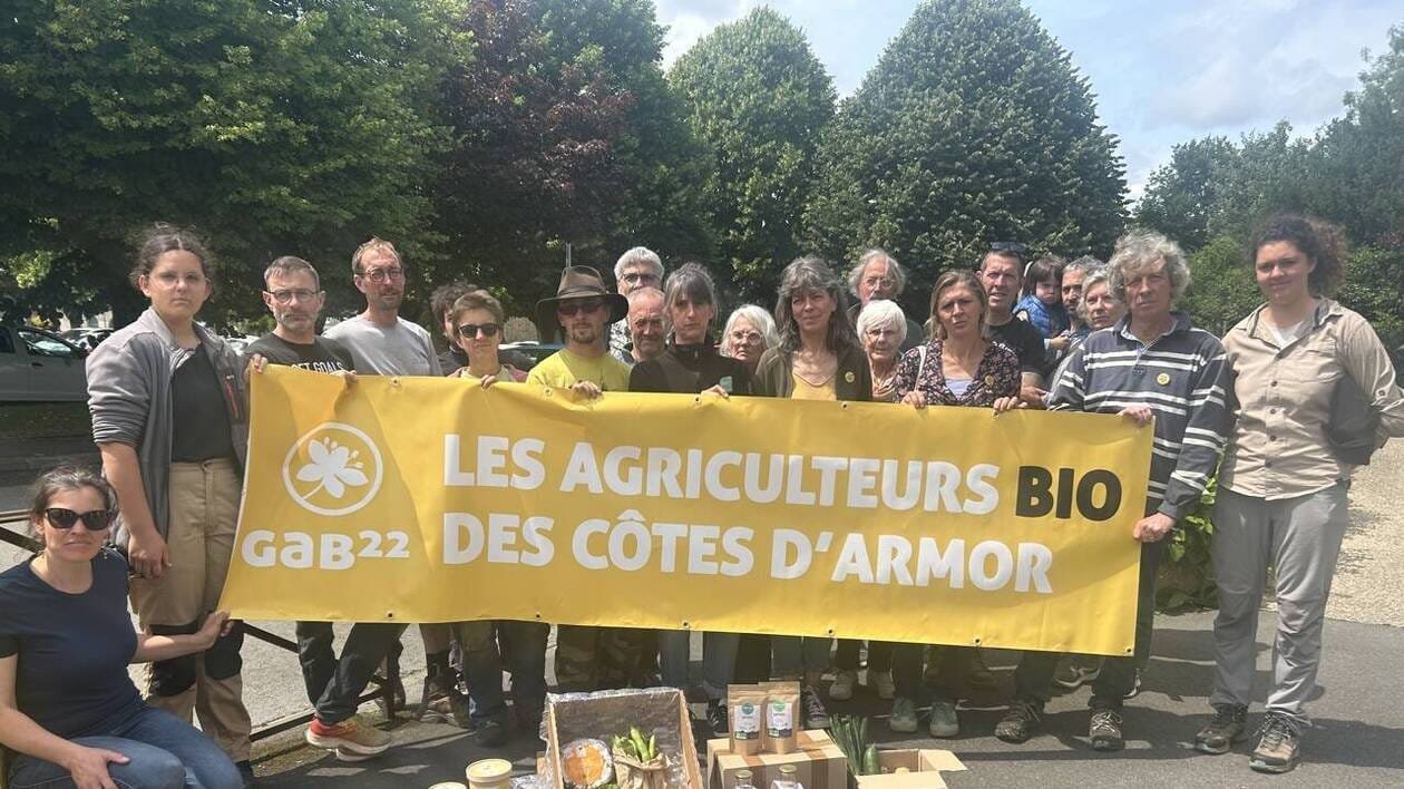 « On se sent méprisés » : les agriculteurs bio manifestent à Lamballe