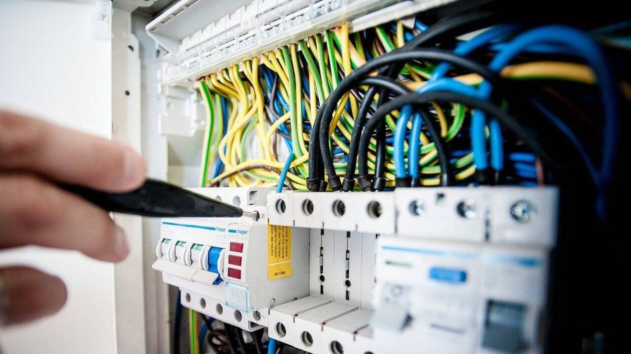 Il inverse deux câbles dans son compteur électrique et ne paie plus ses factures pendant deux ans