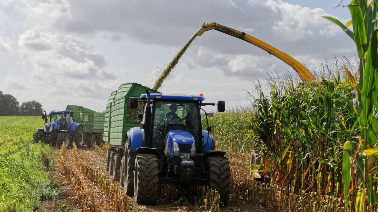 VIDÉO. Un agriculteur en tracteur fonce sur les voitures des chasseurs : « Barrez-vous ! »