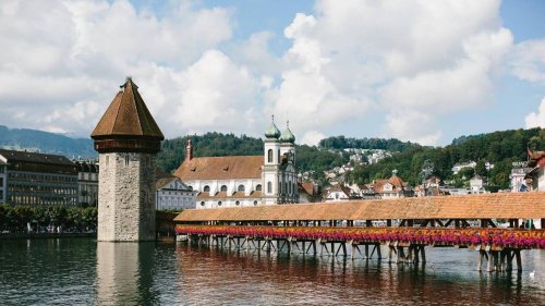 Au pied des montagnes, dans un décor grandiose, cette cité suisse est une merveille à ne pas rater