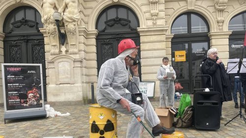 Un collectif antinucléaire organise une action devant le théâtre de Cherbourg