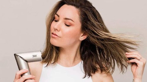 À la fois sèche-cheveux, brosse et fer à boucler, le Shark FlexStyle est incontournable