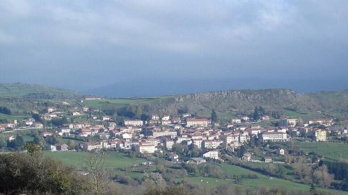 Avec son passé monastique et sa culture vivante, cette « cité de caractère » est une perle du Velay