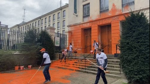 Dernière Rénovation asperge de peinture la façade de la préfecture à Nantes