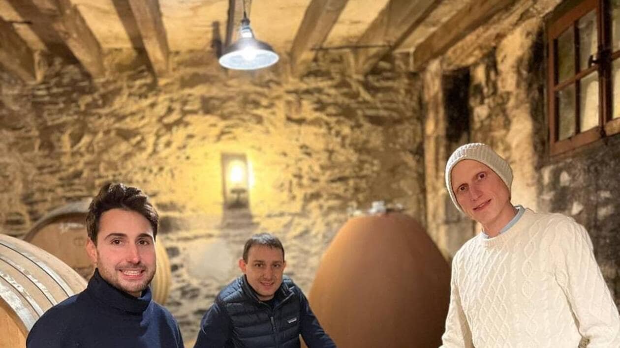 Leur vin est dans les 100 meilleurs au monde : ces trois frères préserveront-ils leur domaine de la soif des f