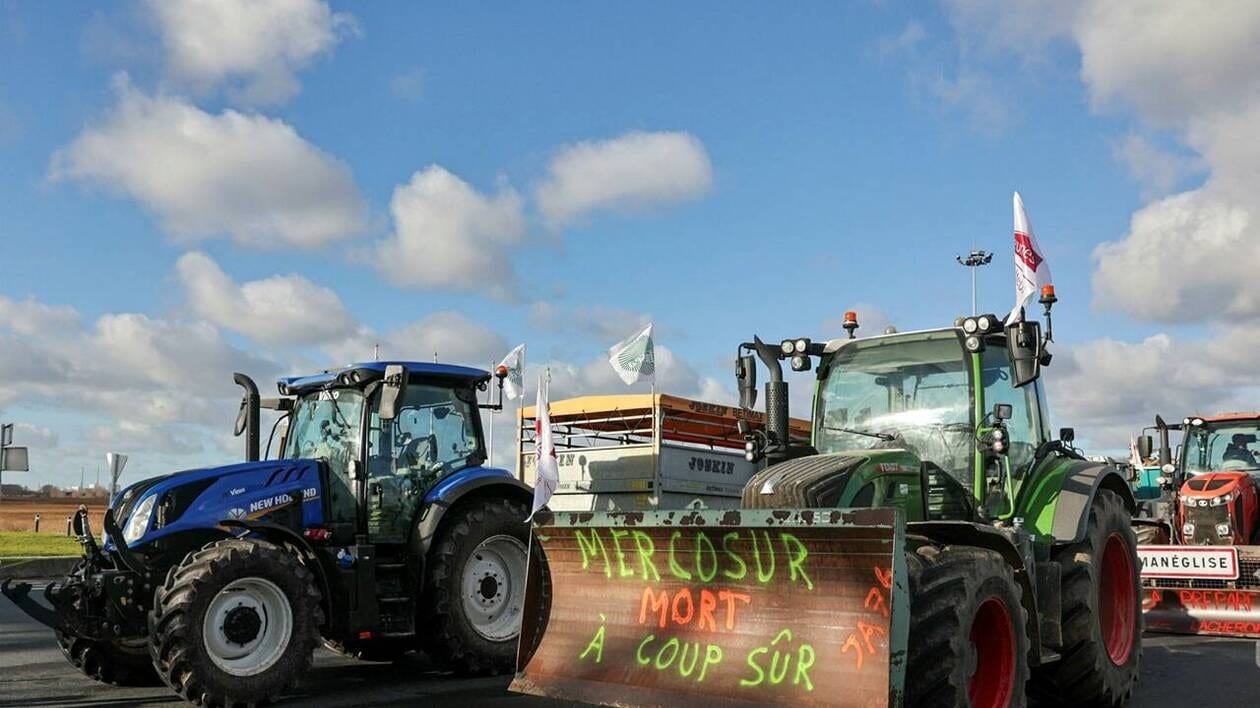 Contre le Mercosur, des agriculteurs des syndicats JA et FDSEA investissent une zone industrielle près de Nant