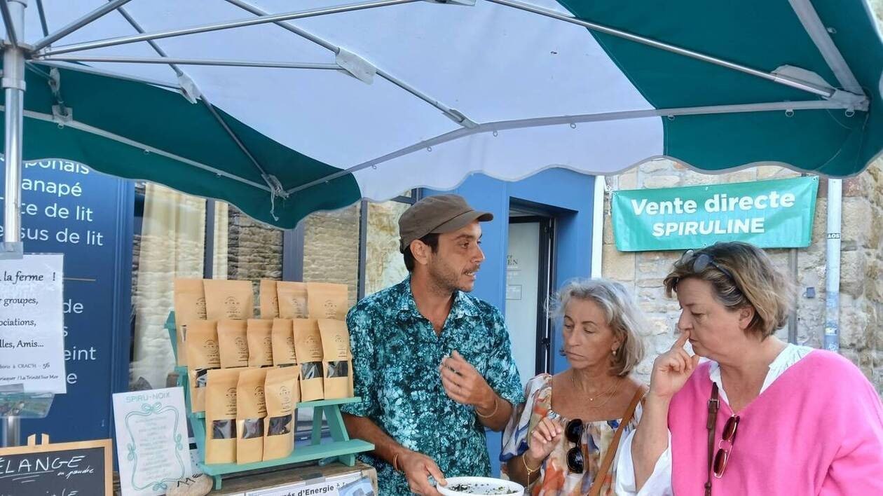 Le lundi, sur le marché d’Auray, Kian Spiruline pour un petit coup de boost