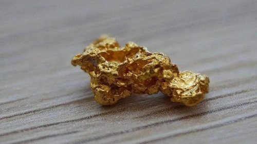 Avec son détecteur de métaux, il découvre une roche renfermant 2,6 kg d’or valant 150 000 € - Edition du soir Ouest-France - 28/03/2023
