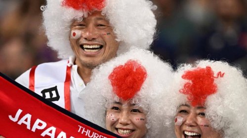 Coupe du monde de rugby. Les Japonais nettoient le stade après leur victoire contre les Samoa