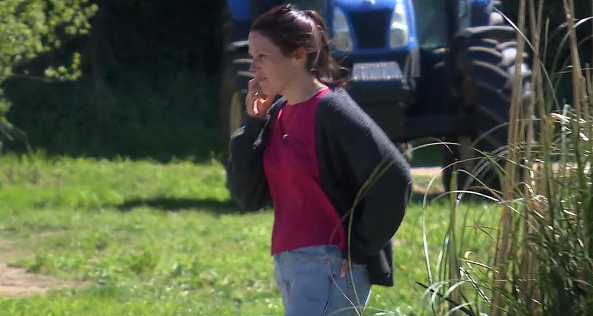 L’amour est dans le pré : Coralie quitte Julien en plein repas et s’effondre en larmes