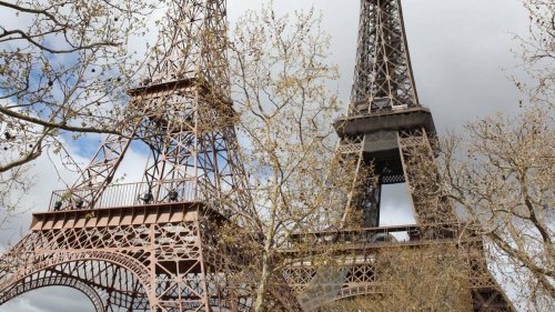 EN IMAGES. « C’est décalé et improbable » : ﻿il plante une autre tour Eiffel devant la première
