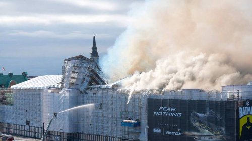 EN IMAGES. La vieille Bourse de Copenhague victime d’un spectaculaire incendie, la flèche s’effondre