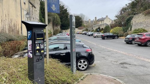 À l’aide des horodateurs, un duo tente d’escroquer les automobilistes garés sur un parking de Bayeux