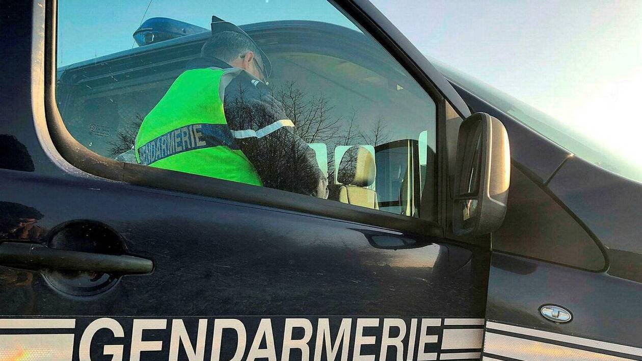 En Bretagne, un agriculteur, âgé de 52 ans, décède après être tombé dans une machine agricole