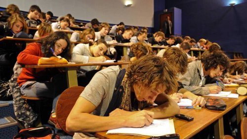 Deux énoncés sont donnés lors d’un examen : 600 étudiants de la fac de Caen sont reconvoqués