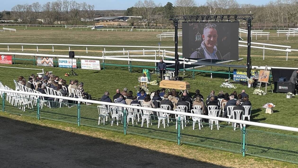 Environ 600 personnes rendent hommage à Alexandre Roussel, « un jockey d’exception » décédé à 49 ans