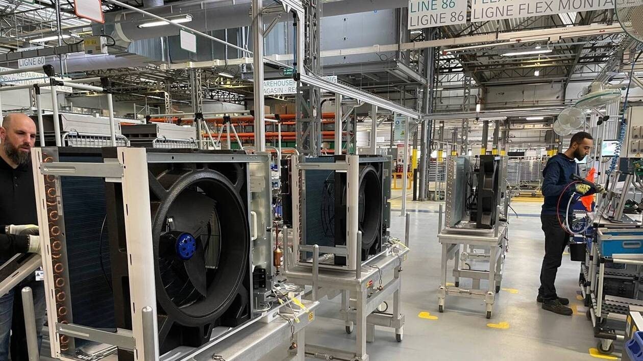 Voitures électriques, pompes à chaleur, agriculture… Ce que prévoit la nouvelle stratégie carbone de la France