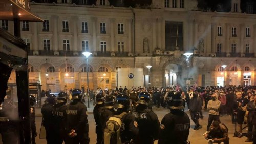 Des feux de poubelles à Rennes, la police encercle le centre-ville