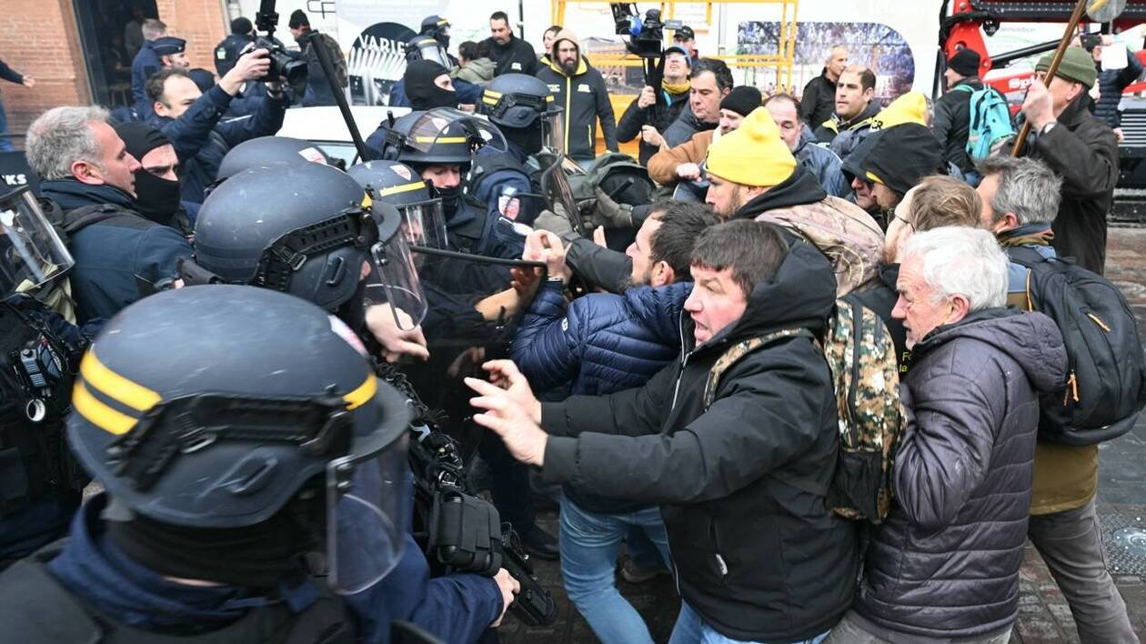Échauffourées entre agriculteurs et forces de l’ordre à Toulouse : au moins cinq blessés, selon les pompiers