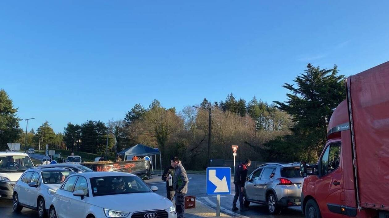 Prix, Mercosur, dermatose : des agriculteurs inquiets distribuent du lait au bord d’une route en Loire-Atlanti