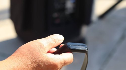 Pourquoi le bracelet connecté destiné à des collégiens dans la Sarthe a suscité un tollé