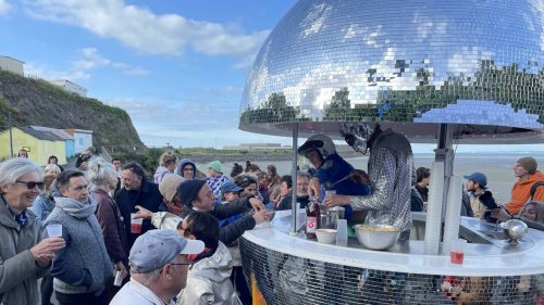 Ce bar itinérant en forme de boule à facettes va s’installer devant la mer en Bretagne
