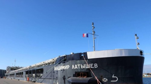 Attendus pour une relève du cargo russe amarré à Saint-Malo, des marins retenus à l’aéroport