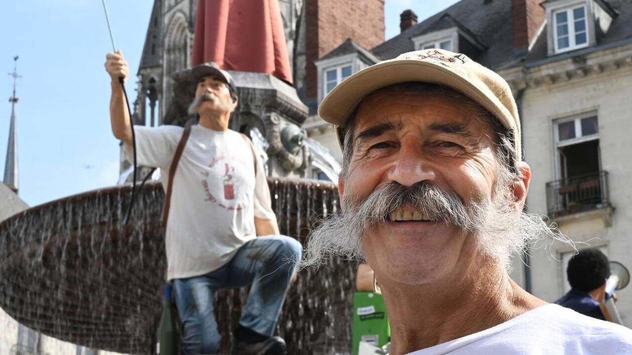 « C’est moi, mais la statue ne cause pas », sourit Jo Landron, figure de la place Royale à Nantes