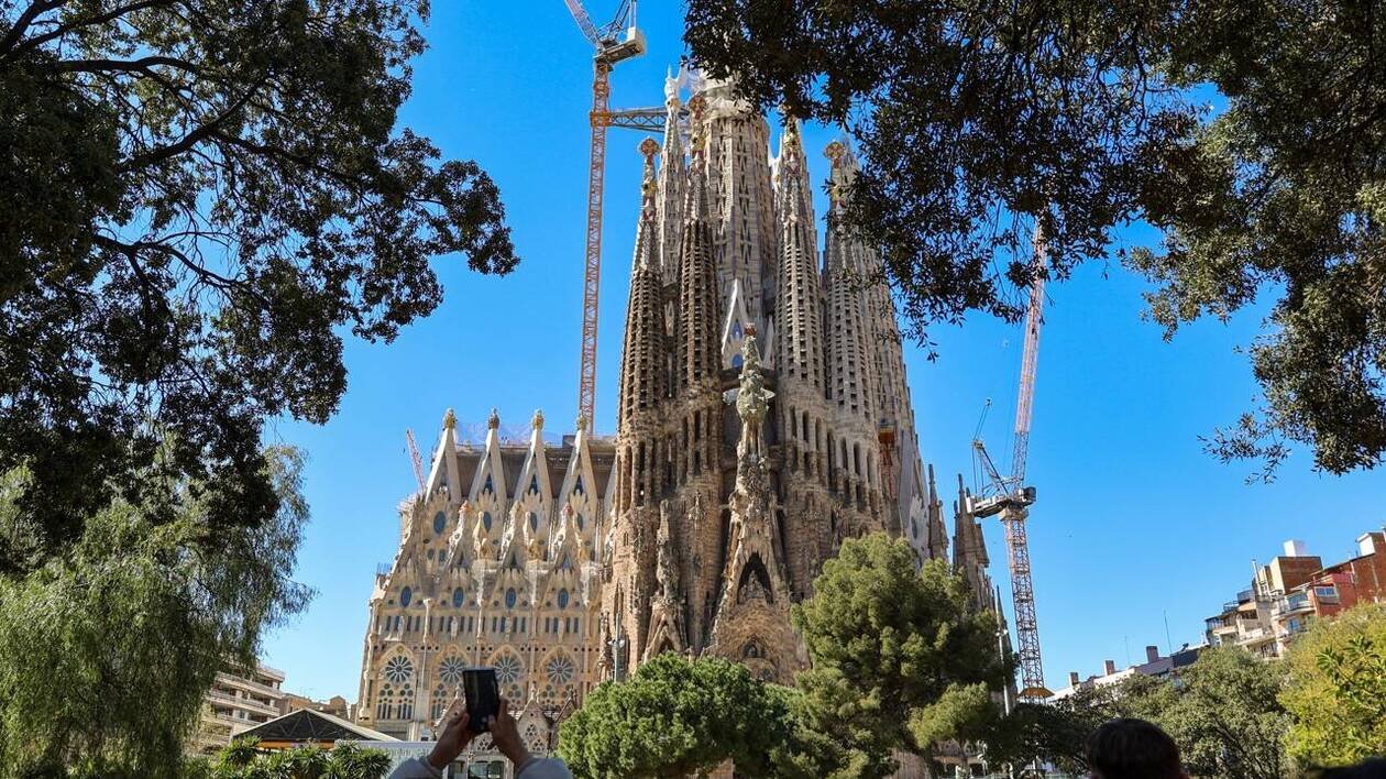 The Ghost Room Glitch: Barcelona’s Corridor Crisis and the Accountability Gap