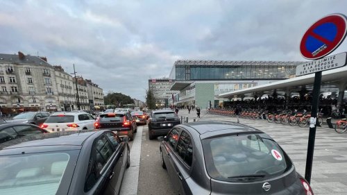 « On se gare à l’arrache » : à Nantes, devant la nouvelle gare, c’est toujours le même bazar
