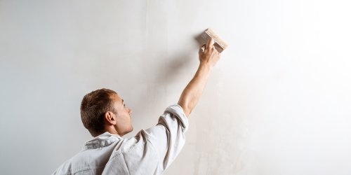 Comment préparer un mur avant de poser du papier peint ?