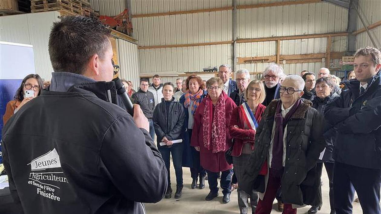 La ministre déléguée chargée de la ruralité à la rencontre d’un producteur d’oignons de Roscoff AOP