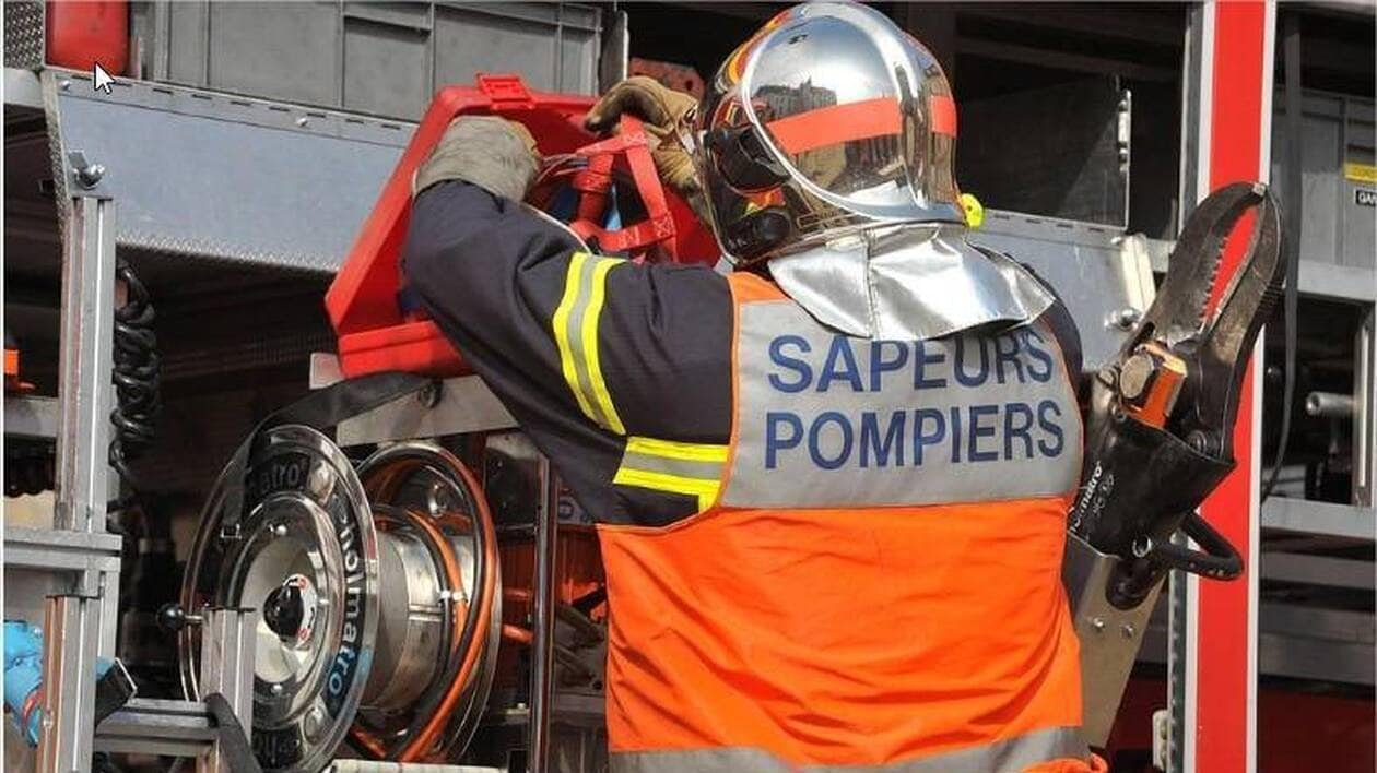 Pompiers et agriculteurs s’entraident pour éteindre un feu