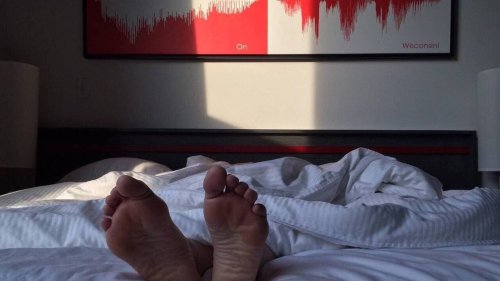 Vous vous endormez souvent avec un pied hors de la couette ? Ça s’explique