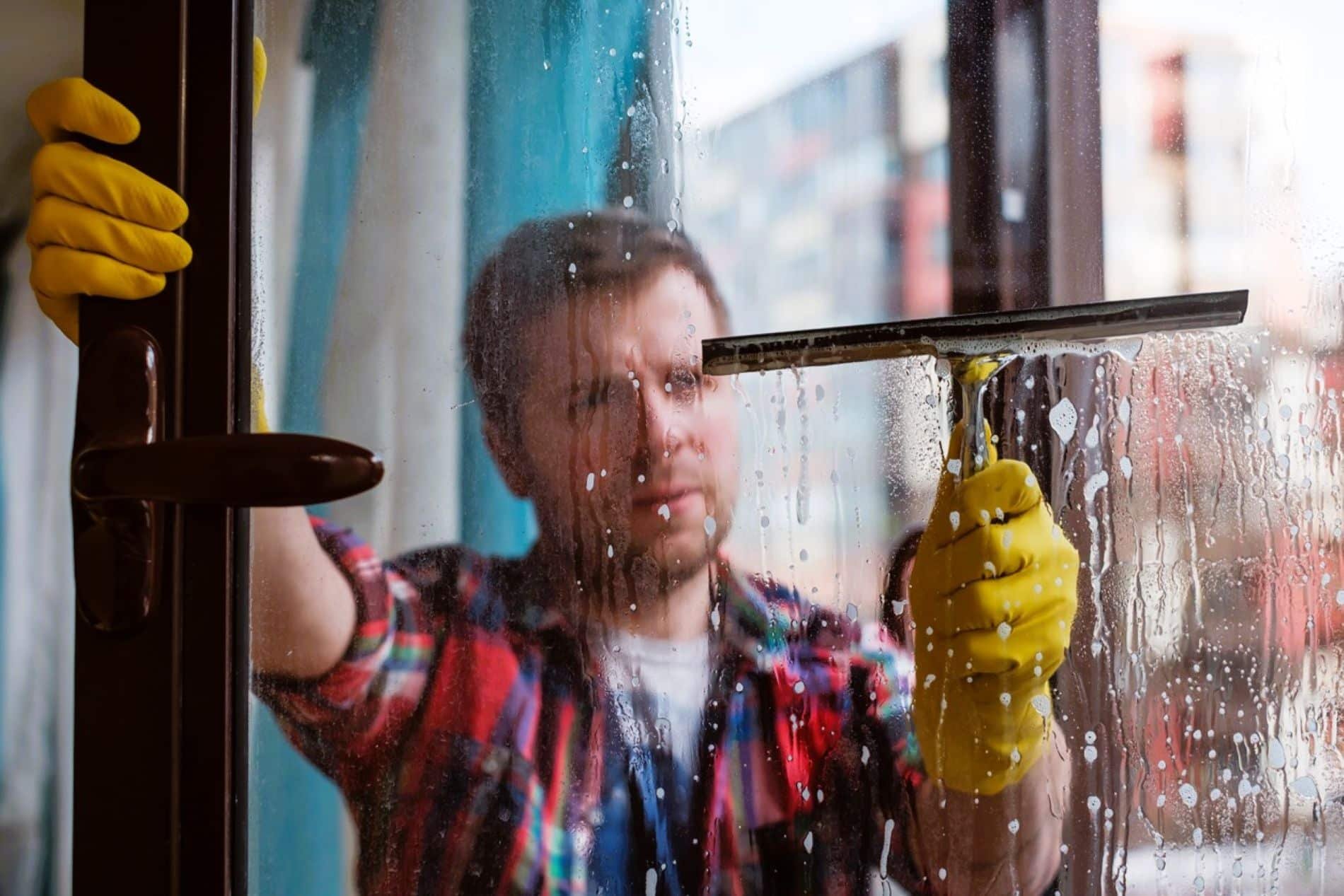 Si vos vitres restent pleines de traces, c’est sûrement à cause de cette mauvaise habitude lors du nettoyage
