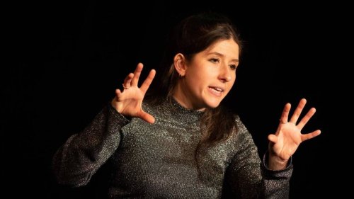 Victoria Pianasso à Cholet : la famille, le féminisme, La Poste… tout y passe dans son spectacle