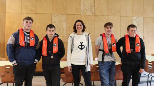 Des gilets flottants de sécurité offerts aux élèves des lycées maritimes de Bretagne
