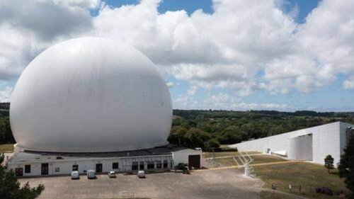 C’est quoi cette énorme boule blanche qu’on peut apercevoir quand on se balade en Côtes-d’Armor ?