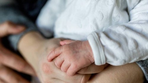 Une femme accouche devant les caisses d’un H M où elle achetait des vêtements pour bébé