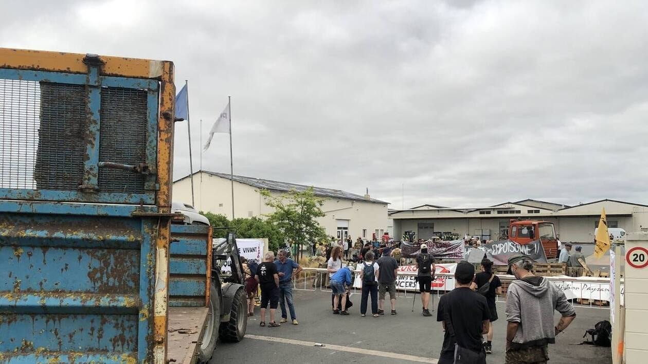 « Un déni écologique » : ces agriculteurs ont bloqué une usine agrochimique de Maine-et-Loire
