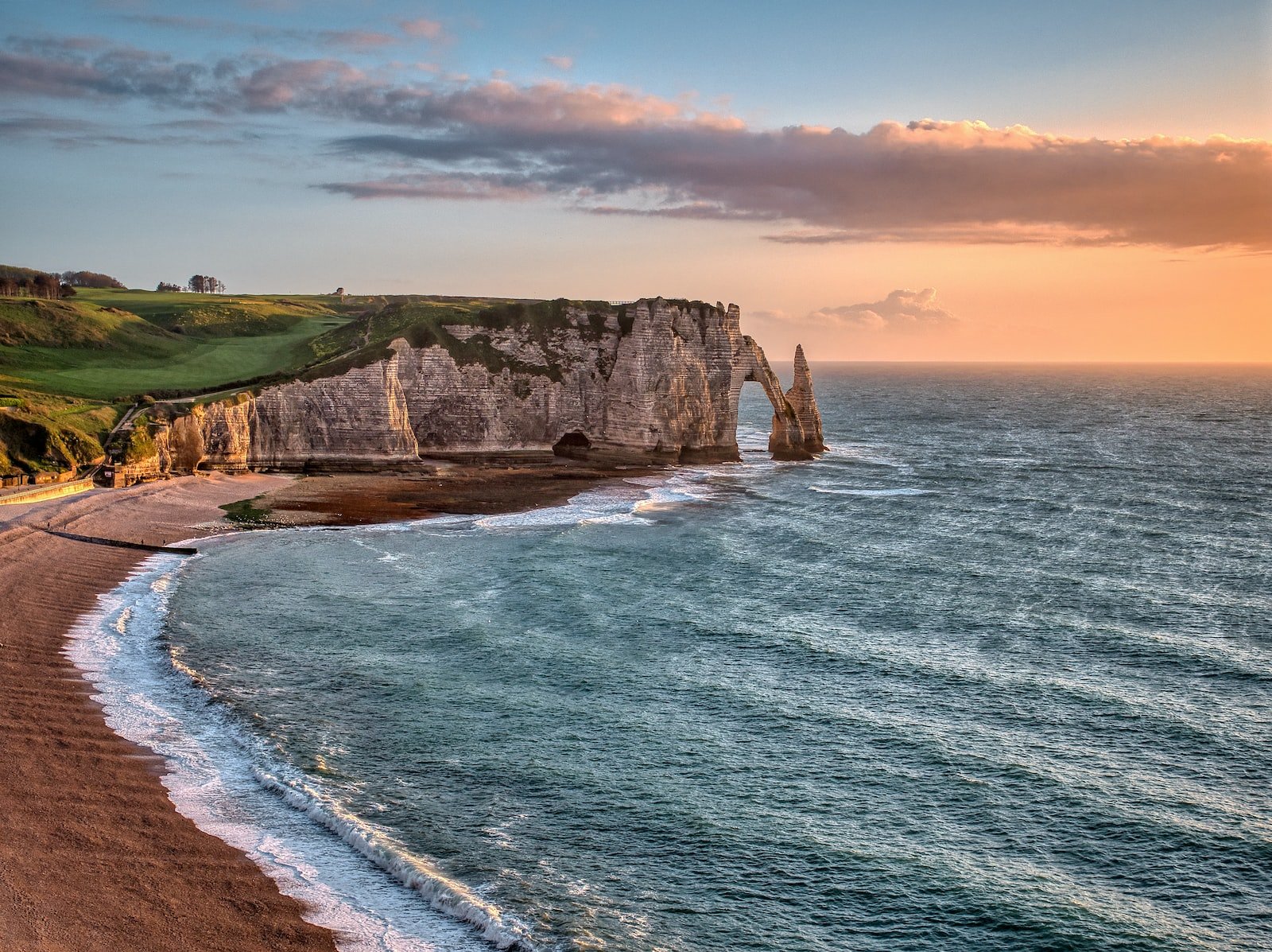 Certains accès sont désormais fermés au public à Étretat