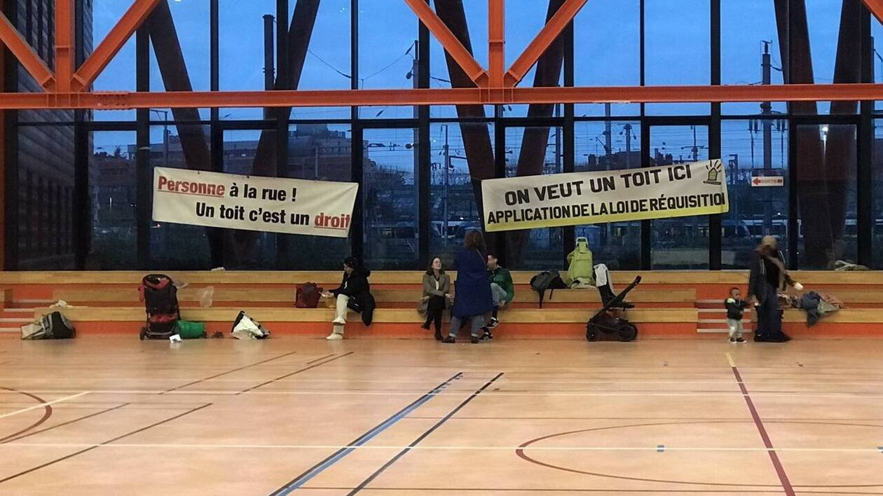 Un gymnase occupé à Nantes pour mettre à l’abri des enfants, des hommes et des femmes sans toit