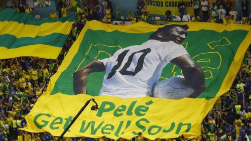 Coupe du monde. Les fans brésiliens déploient un tifo pour soutenir Pelé, lors de Brésil – Cameroun