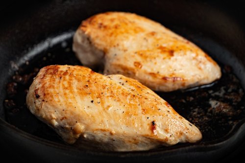 Terminé les filets de poulet trop secs avec cette astuce infaillible de chefs à faire à la maison