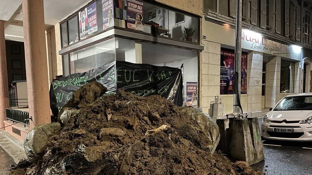Au Mans, des agriculteurs mènent une opération surprise devant les permanences des députés