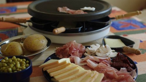 Plus de 2 500 personnes à table : Saint-Etienne bat le record de la plus grande raclette du monde